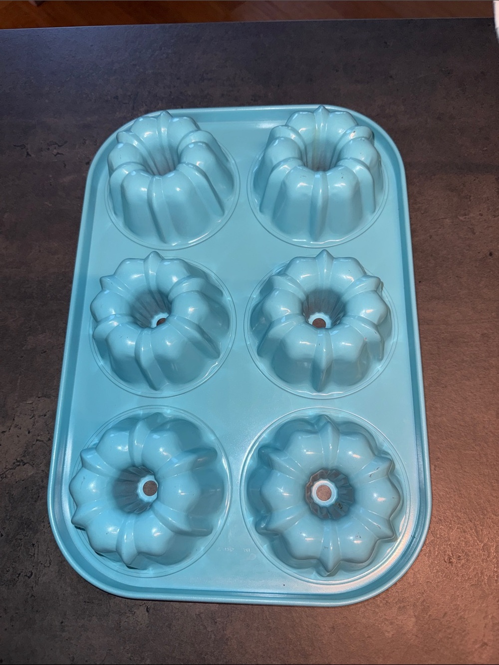 Pampered Chef Mini Bundt pan